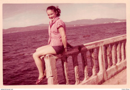 Snapshot  Jeune Femme Posant Sur Une Rambarde En Bord De Mer - St-Raphael 1958 - 70x100 Mm - - Personnes Anonymes