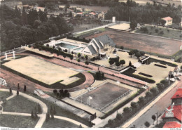 EN AVION AU-DESSUS DE... LA TALAUDIÈRE (Loire) Le Stade Et La Piscine Cpsm Dentelée GF 1957 - Autres & Non Classés