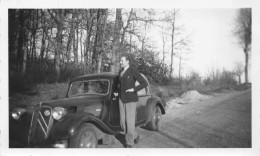 Photo Originale Snapshot Automobile Homme Posant Devant Une Citroën Traction - Beau Plan - Cars