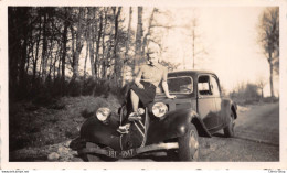Photo Originale Snapshot Automobile Jeune Femme Blonde /Pin-up Sur Le Capot D'une Citroën Traction - Beau Plan - Auto's