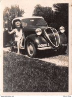 Photo Originale Snapshot Automobile Jeune Femme Blonde Descendant D'une Simca 5 - Beau Plan - Auto's