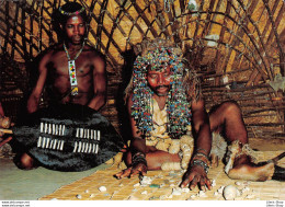 AFRICAN LIFE - Inside His Reed Hut A Sangoma ....prepares To Read The Future In A Throw Of Shells - Zuid-Afrika