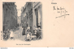 [62] Calais - Cpa 1904 Une Marchande De Poissons Dans Une Rue Du Courgain, Avec Son Margat Dans Les Bras. - Calais