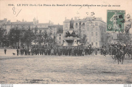 [43]  Le Puy En Velay - La Place Du Breuil Et Fontaine Crozatier Un Jour De Revue - Le Puy En Velay