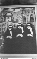 Sygma Photographe De Guerre C. Spengler - LA FEMME EN IRAN  3 Jeunes Iraniennes Devant Un Poster De L'imam Reza CPM 1979 - Autres & Non Classés