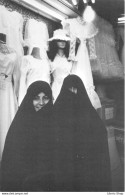 SYGMA PHOTOGRAPHE DE GUERRE CHRISTINE SPENGLER - LA FEMME EN IRAN - Devant Une Boutique De Mariage CPM  1979 - Autres & Non Classés