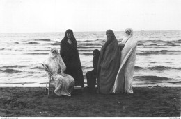 SYGMA PHOTOGRAPHE DE GUERRE CHRISTINE SPENGLER - LA FEMME EN IRAN - Groupe De Femmes Sur La Plage CPM  1979 - Otros & Sin Clasificación