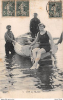 SUR LA PLAGE -  Femme En Maillot De Bain Assise à L'arrière D'une Barque - Cpa édition E.LD - Vrouwen
