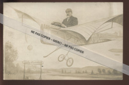 SURREALISME - HOMME PILOTANT UN AEROPLANE - VICHY AVIATION - CARTE PHOTO ORIGINALE - Autres & Non Classés