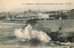 64 - Biarritz - Pecheurs à La Pointe Plate Par Gros Temps - Animée - CPA - Voir Scans Recto-Verso - Biarritz