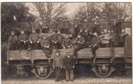 MILITARIA  CARTE PHOTO **Soldats Sur Un Wagon** - Guerre 1914-18