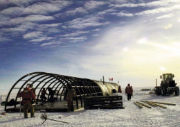 1 AK Antarctica / Antarktis * On The Ross Ice Shelf At McMurdo Sound - Carpenters Build A Tunnell-like * - Otros & Sin Clasificación
