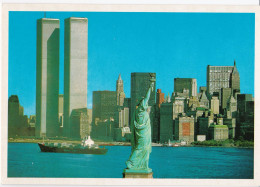 New York - Statue Of Liberty & Behind The Twin Towers - Statua Della Libertà