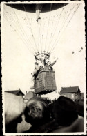 Photo CPA Männer In Einem Heißluftballon, Zuschauer - Sonstige & Ohne Zuordnung