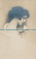 R000894 Old Postcard. Woman. 1922 - World