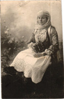 GRIEKENLAND / WOMAN IN LOCAL CLOTHING - Grèce