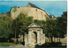 SEDAN - Le Château Fort Et L'ancienne Fontaine - Sedan