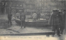 CPA Paris Inondations De Janvier 1910 - Les Sauveteurs - Rue De Rome - Arrondissement: 08