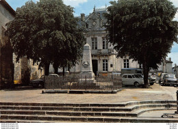 [16] Charente > Mansle - L'Hôtel De Ville - Automobiles > 404 Peugeot Dauphine Renault - Monument Aux Morts - Mansle