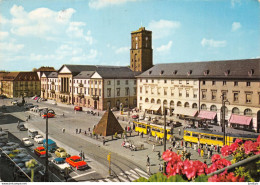 KARLSRUHE. MARKTPLATZ MIT RATHAUS  Straßenbahnen - Autos VW-Bus - Opel -  CPSM 1970 - Karlsruhe
