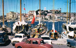 06 -  CANNES - Le Port Et Le Suquet - Dauphine Renault - Cannes