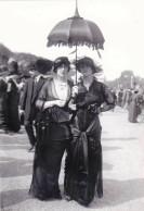 75 - Paris 1900 - Hippisme - Deux Femmes Elegantes Au Pesage A Longchamps - Autres & Non Classés