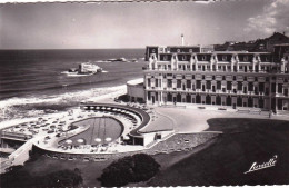 64 - Pyrenées Atlantiques -  BIARRITZ - L Hotel Du Palais Et La Piscine Californienne - Biarritz
