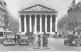 Automobiles CITROEN Traction Coupé FORD / Cycliste / Agent De Police - La Madeleine Paris  1954 - CPSM PF - Voitures De Tourisme