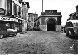 CARAMAN [31]- La Halle - Place De La République - Fourgonnette Renault 1000 Kgs SIMCA Aronde Intendante  Cpsm GF 1956 - Otros & Sin Clasificación