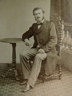 Photo CDV Maujean  Paris  Homme Assis, Accoudé Sur Un Guéridon  Sec. Emp. CA 1860-65 - L680 - Anciennes (Av. 1900)