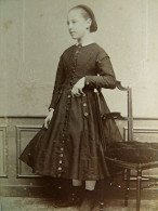 Photo CDV Durat  Paris  Fillette Accoudée Sur Le Dossier D'une Chaise   Robe à Boutons Sec. Emp. CA 1860-65 - L680 - Anciennes (Av. 1900)
