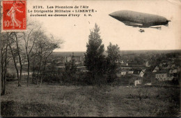 N°2901 W -cpa Le Dirigeable Militaire "Liberté" Au Dessus D'Ivry - Zeppeline