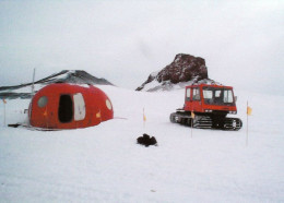 1 AK Antarctica / Antarktiis * A Tracked Vehicle Stops At An Energency Shelter Near Castle Rock, On Ross Island * - Otros & Sin Clasificación