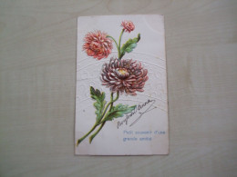 Carte Postale Ancienne En Relief DALHIA Petit Souvenir D'une Grande Amitié - Fleurs