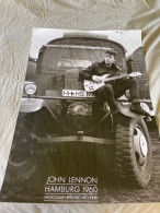 Poster De JOHN LENNON à HAMBOURG 1960, Photo ASTRID KIRCHHERR - Manifesti & Poster