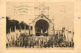 14 - Lisieux - La Basilique - Un Pèlerinage - Les Drapeuax Autour De L'autel - Animée - Etat Pli Visible - CPA - Voir Sc - Lisieux