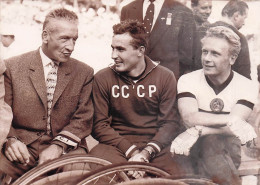 CYCLISME 08/1961 CHAMPIONNATS DU MONDE LES COUREURS RUSSES VASSILEV ET KHITROV PHOTO 18 X 13 CM - Sport