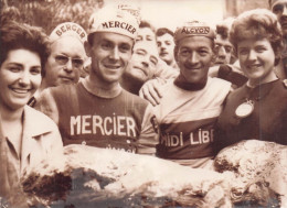CYCLISME 05/1961 GRAND PRIX DU MIDI LIBRE JOSEPH GROUSSARD VAINQUEUR  ET CAZALA VAINQUEUR ETAPE  PHOTO 18 X 13 CM - Deportes