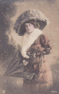 1850	429	Jonge Vouw In De Regen (poststempel 1915) - Frauen