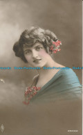 R002038 Old Postcard. Woman. 1914 - Monde
