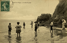 CPA. Scènes De Plage, Le Bain De Pieds - Autres & Non Classés