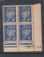 France N° 521 A XX : Type Mal Pétain : 4 F. Bleu En Bloc De 4 Coin Daté Du 19 . 11 . 44  ;3 Pts Blancs Ss Charnière, TB - 1940-1949