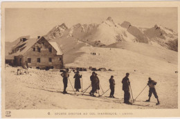 Sports D'hiver Au Col De L'Aubisque, L'hôtel -groupe De Skieurs - Andere & Zonder Classificatie