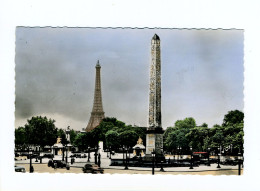 PARIS - L'Obélisque De La Place De La Concorde. Au Fond, La Tour Eiffel - Markten, Pleinen