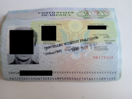 D203031  28  Years Old  USA Visa Removed From An Old Passport 1996 Cancelled Without Prejudice Budapest - Documentos Históricos