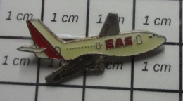 811B Pin's Pins / Beau Et Rare / AVIATION / COMPAGNIE AERIENNE EAS AVION COMMERCIAL BLANC ET ROUGE - Vliegtuigen