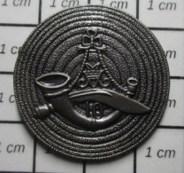 811B Pin's Pins / Beau Et Rare / MILITARIA / INSIGNE TROUPES D'ELITE 10e GURKHA NEPAL KRISS - Militaria