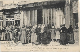 NOYON Les Habitants Font Queue Devant Les Boutiques De Charcuterie Et Boucherie En 1917 - Noyon