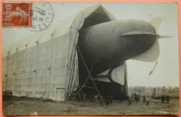 CARTE PHOTO DIRIGEABLE REPUBLIQUE DANS SON HANGAR A LA PALISSE EN 1909 - ALLIER 03 - ZEPPELIN - 2 SCANS-15 - Luchtschepen