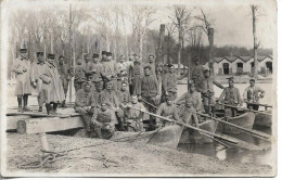 CARTE PHOTO ANCIENNE. GROUPE DE SOLDATS A IDENTIFIER. BARAQUEMENTS, PONTON, BARQUES. 1917. - Regiments